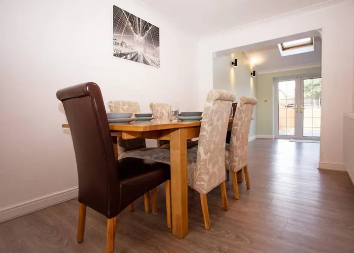 Cozy 3-Bedroom Home In Luton