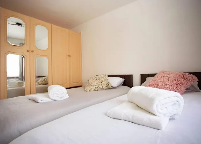 Cozy 3-Bedroom Home In Luton