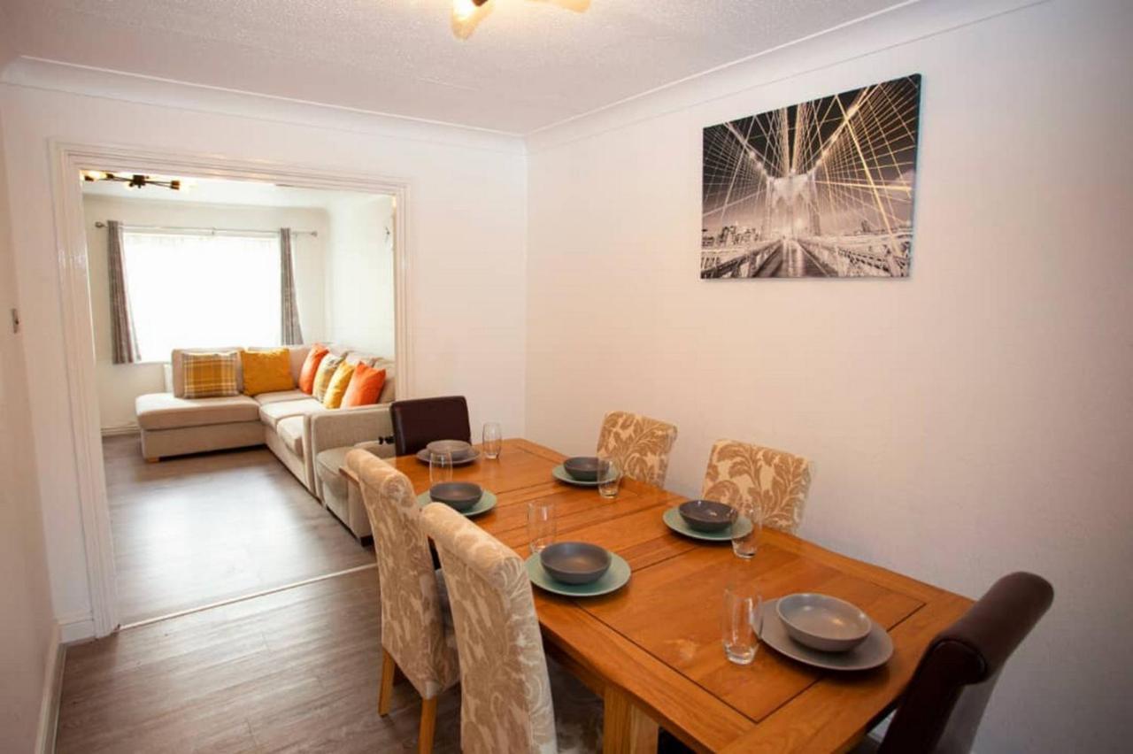 Cozy 3-bedroom In Luton Holiday home