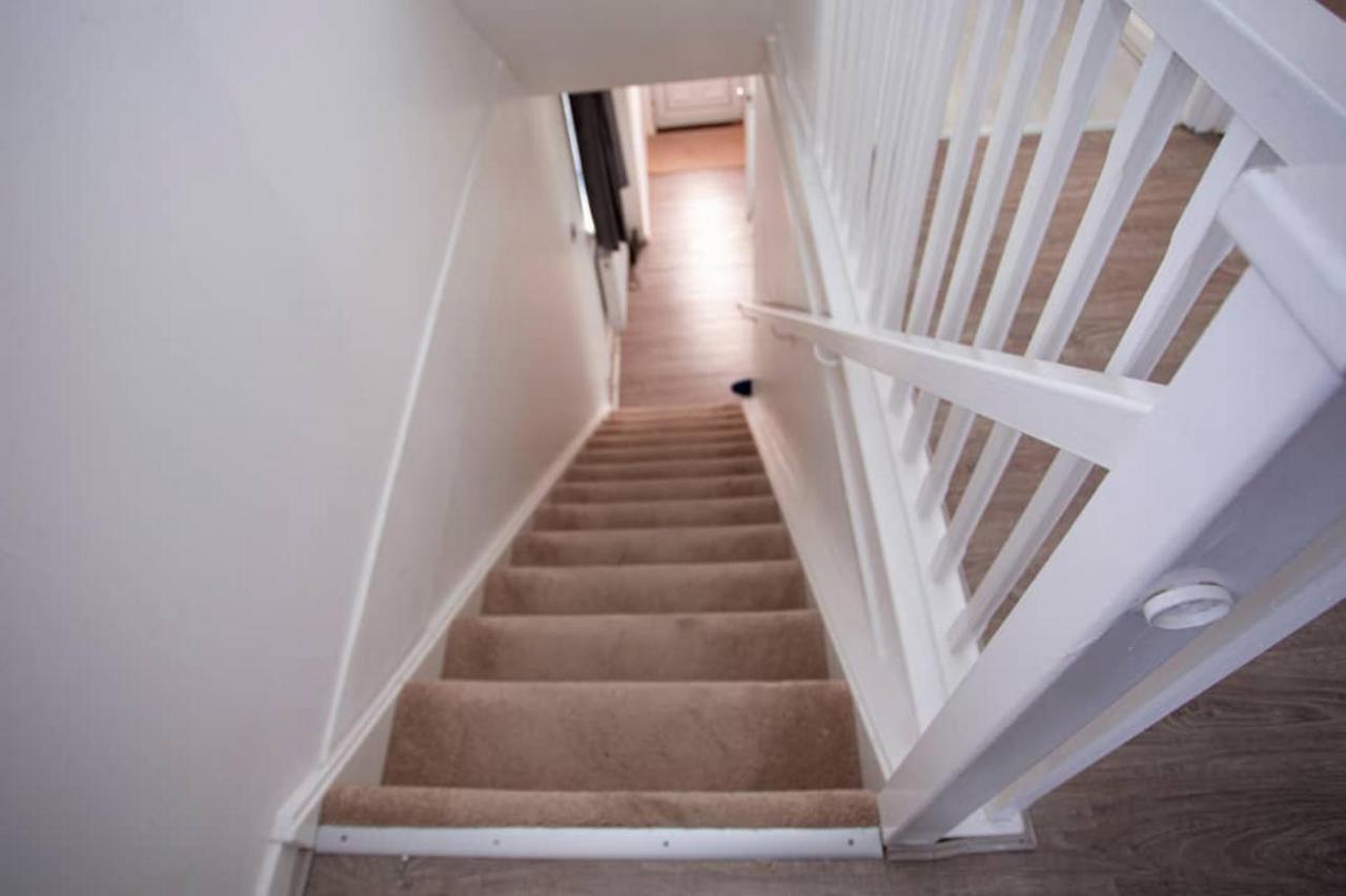 Cozy 3-bedroom In Luton Holiday home *