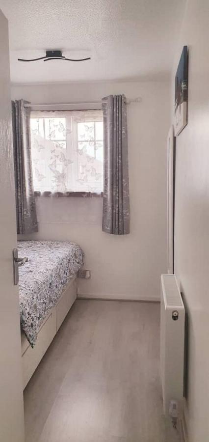 Cozy 3-bedroom In Luton *