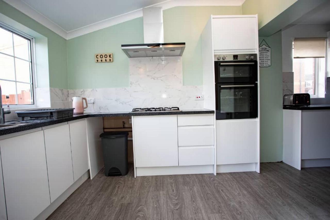 Holiday home Cozy 3-bedroom In Luton *