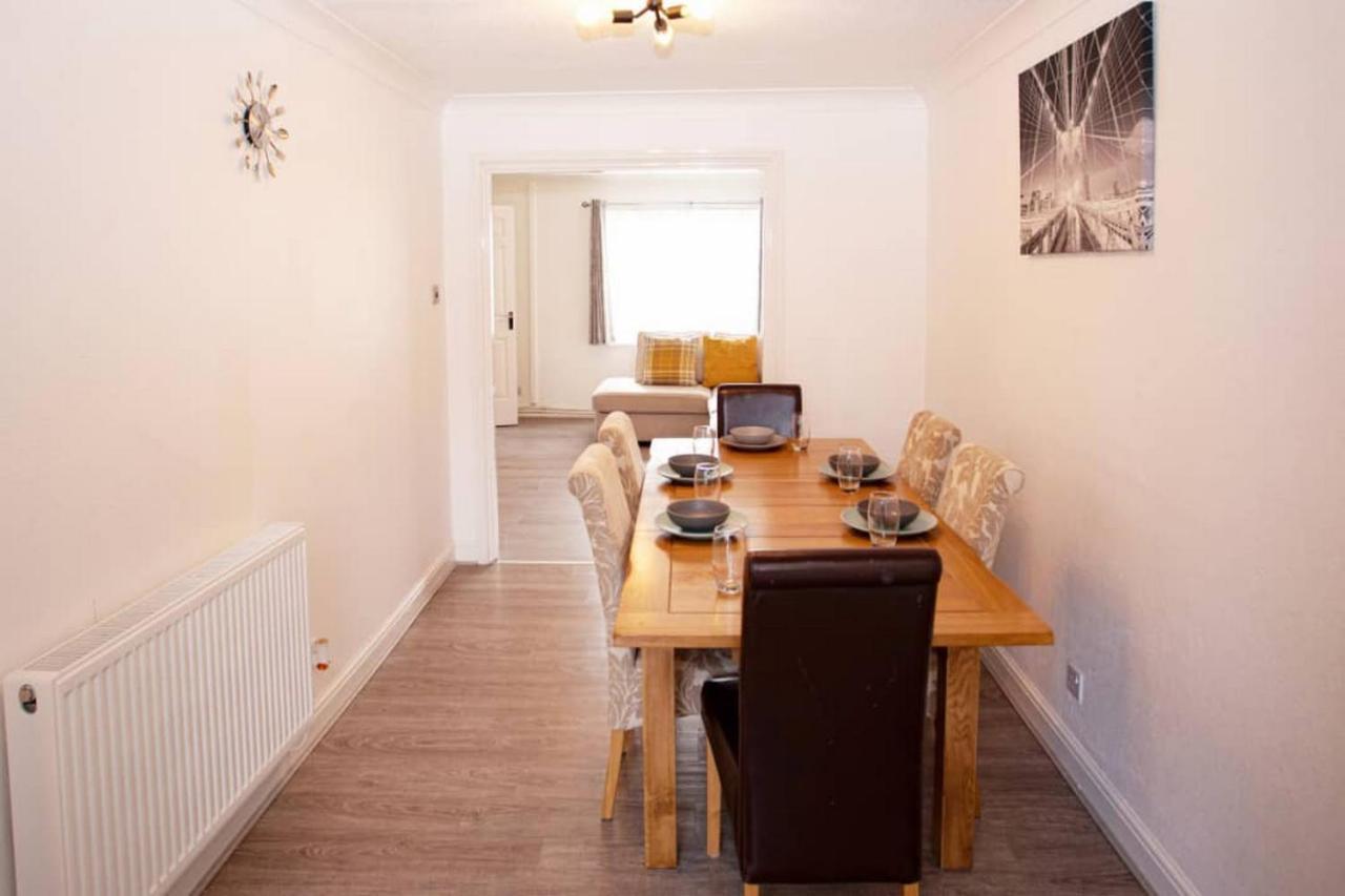 Holiday home Cozy 3-bedroom In Luton